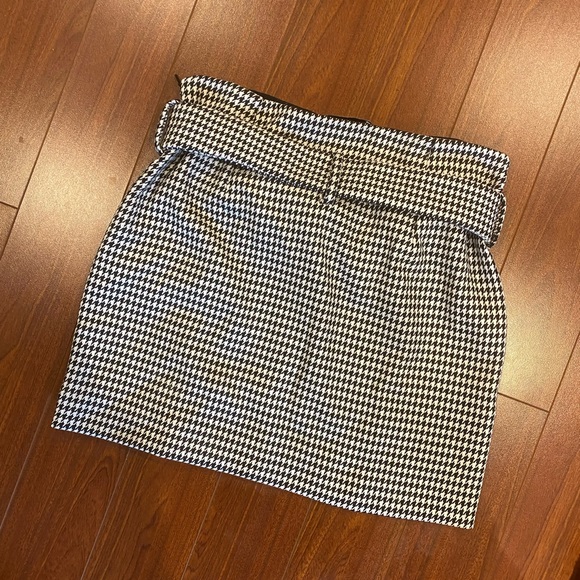 Mini Skirt - Picture 3 of 6